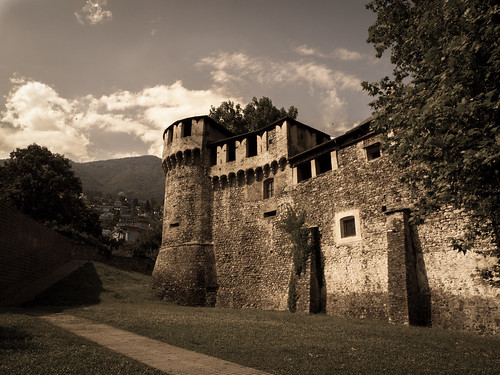https://mdw-travel-data-us-east-1.s3.amazonaws.com/img/country/Switzerland/Visconteo-Castle-Locarno/img_02.jpg