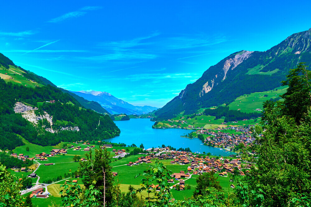 https://mdw-travel-data-us-east-1.s3.amazonaws.com/img/country/Switzerland/Vue-des-Alpes/img_03.jpg