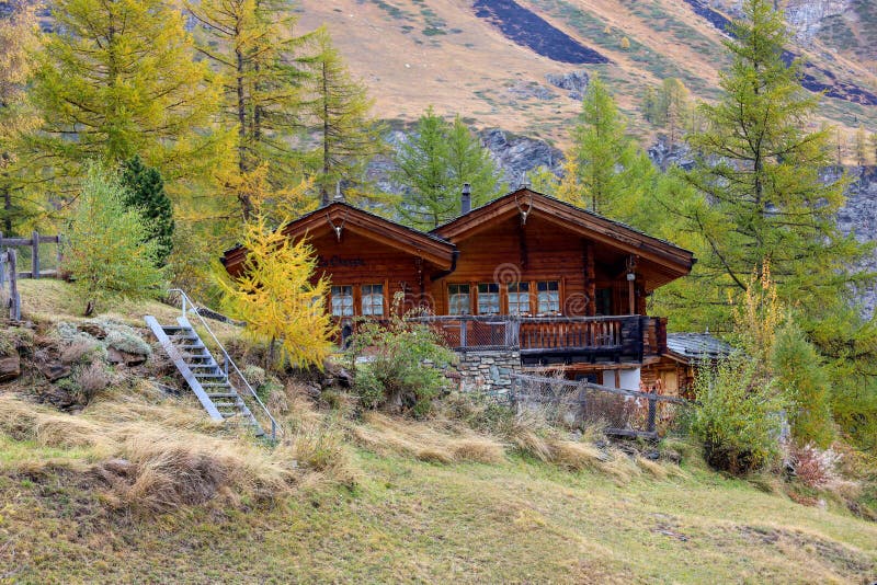 https://mdw-travel-data-us-east-1.s3.amazonaws.com/img/country/Switzerland/Zermatt-Furi-Cable-Car/img_02.jpg