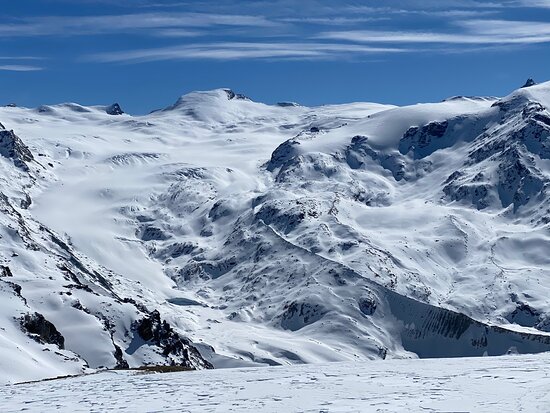https://mdw-travel-data-us-east-1.s3.amazonaws.com/img/country/Switzerland/Zermatt-Matterhorn-Ski-Paradise/img_02.jpg