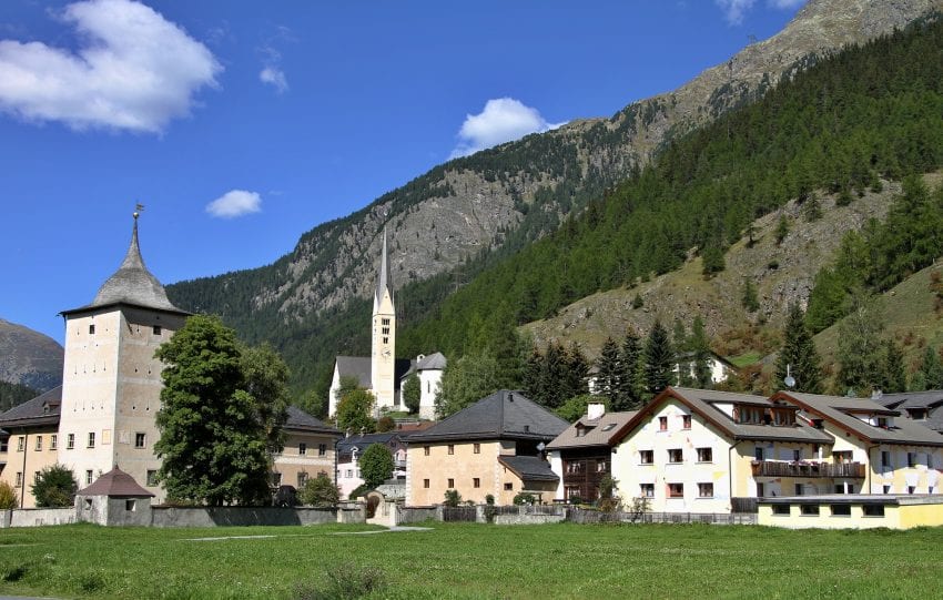 https://mdw-travel-data-us-east-1.s3.amazonaws.com/img/country/Switzerland/Zernez/img_01.jpg