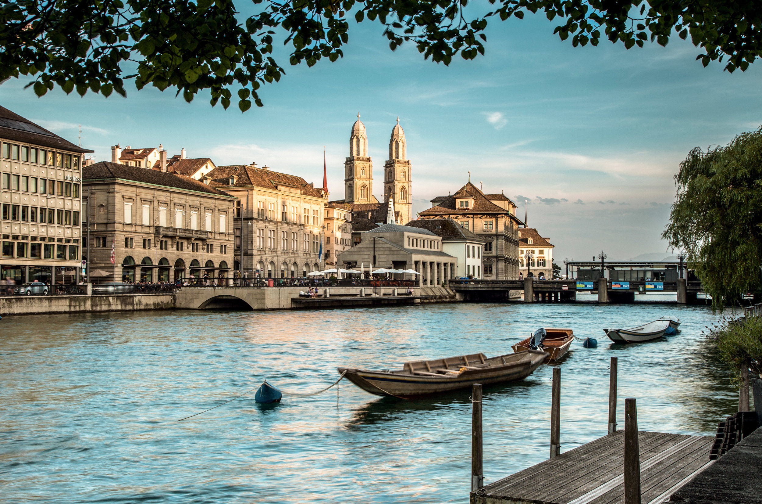 https://mdw-travel-data-us-east-1.s3.amazonaws.com/img/country/Switzerland/Zurich-Old-Town--Altstadt-/img_01.jpg