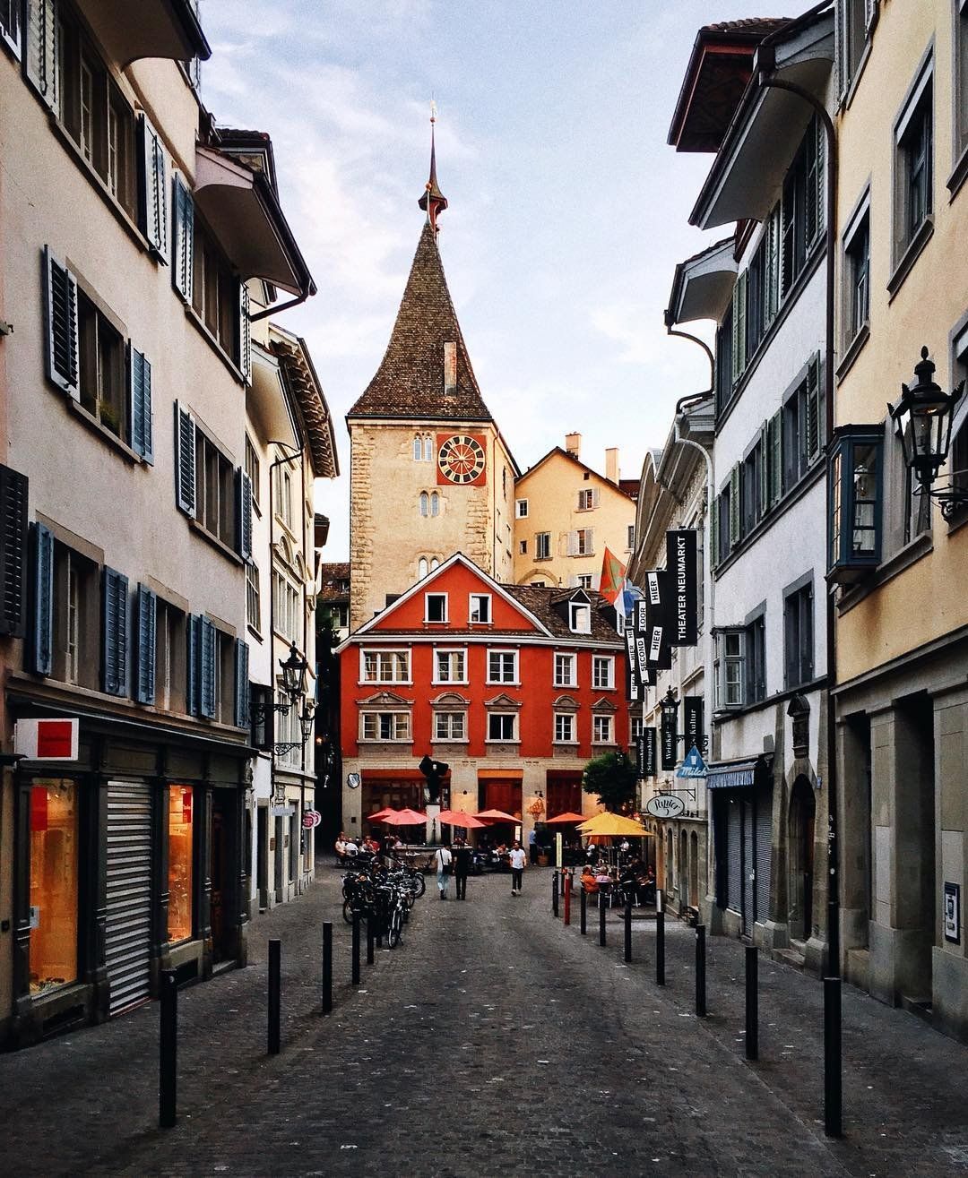 https://mdw-travel-data-us-east-1.s3.amazonaws.com/img/country/Switzerland/Zurich-Old-Town--Altstadt-/img_03.jpg