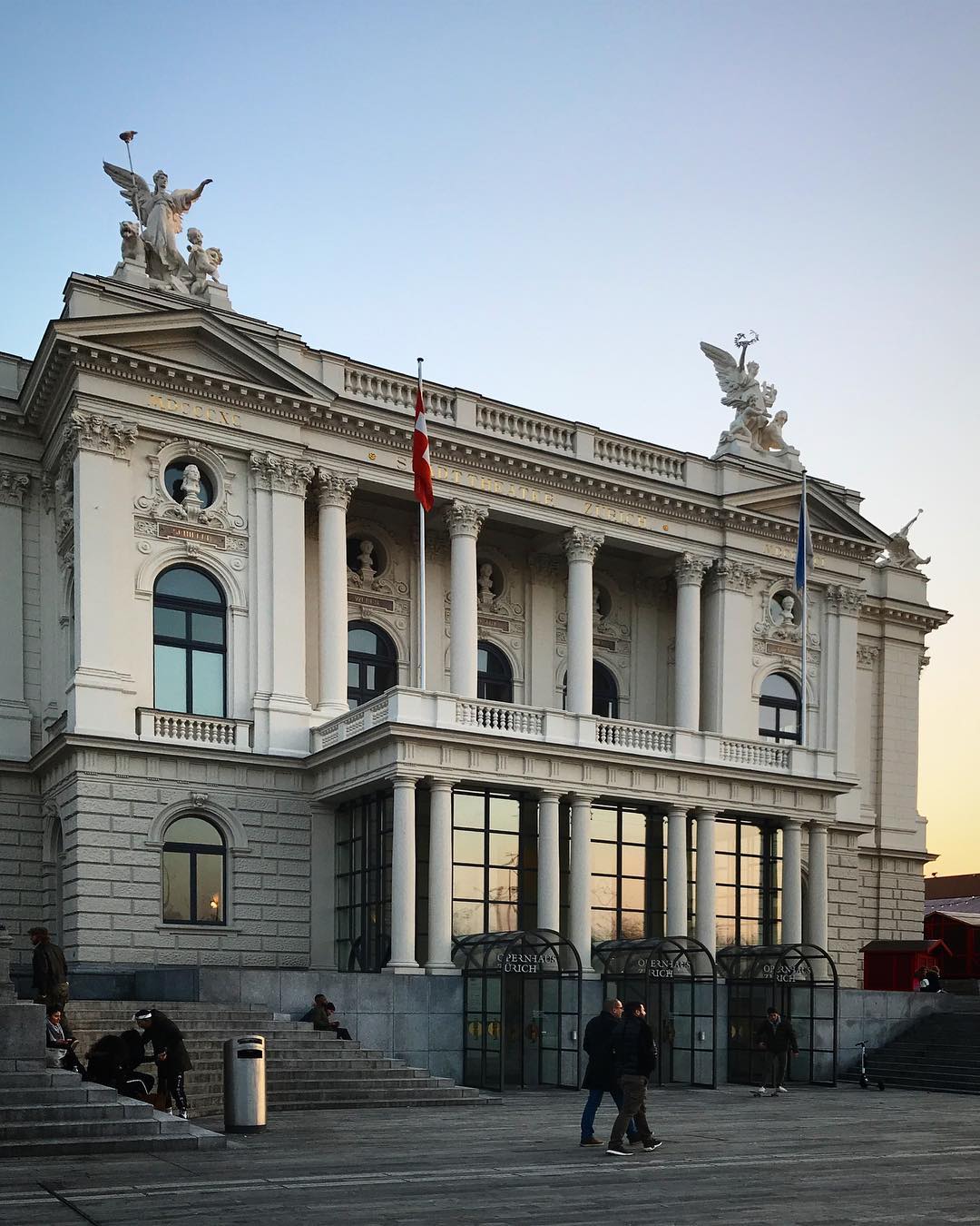 https://mdw-travel-data-us-east-1.s3.amazonaws.com/img/country/Switzerland/Zurich-Opera-House/img_03.jpg