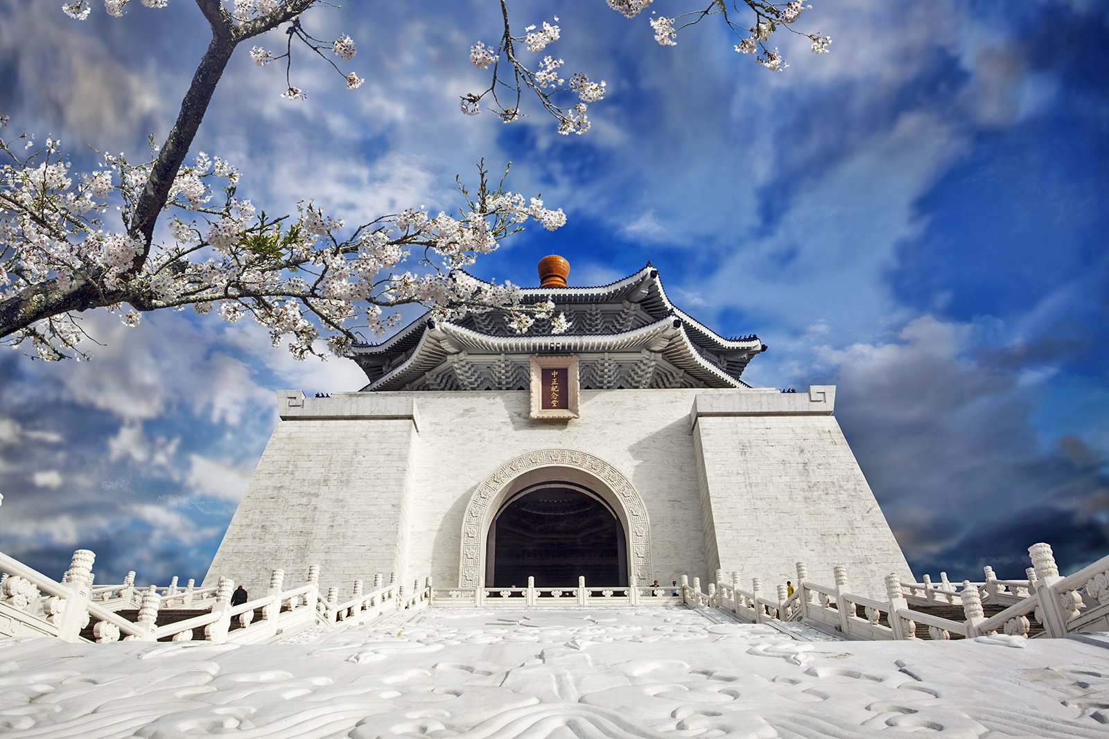 https://mdw-travel-data-us-east-1.s3.amazonaws.com/img/country/Taiwan/Chiang-Kai-shek-Memorial-Hall/img_03.jpg