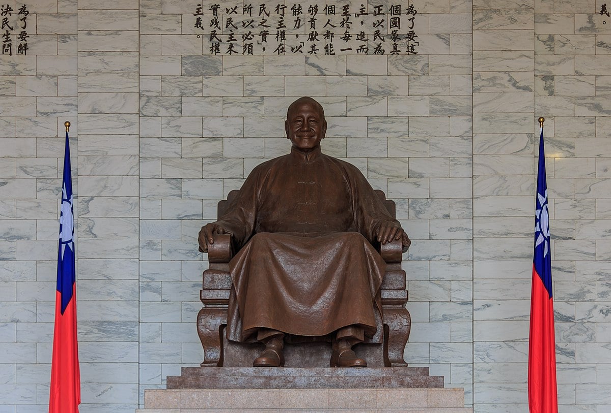 https://mdw-travel-data-us-east-1.s3.amazonaws.com/img/country/Taiwan/Chiang-Kai-shek-Statue/img_02.jpg