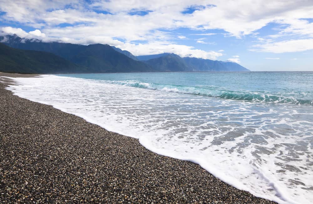 https://mdw-travel-data-us-east-1.s3.amazonaws.com/img/country/Taiwan/Chishingtan-Beach/img_00.jpg