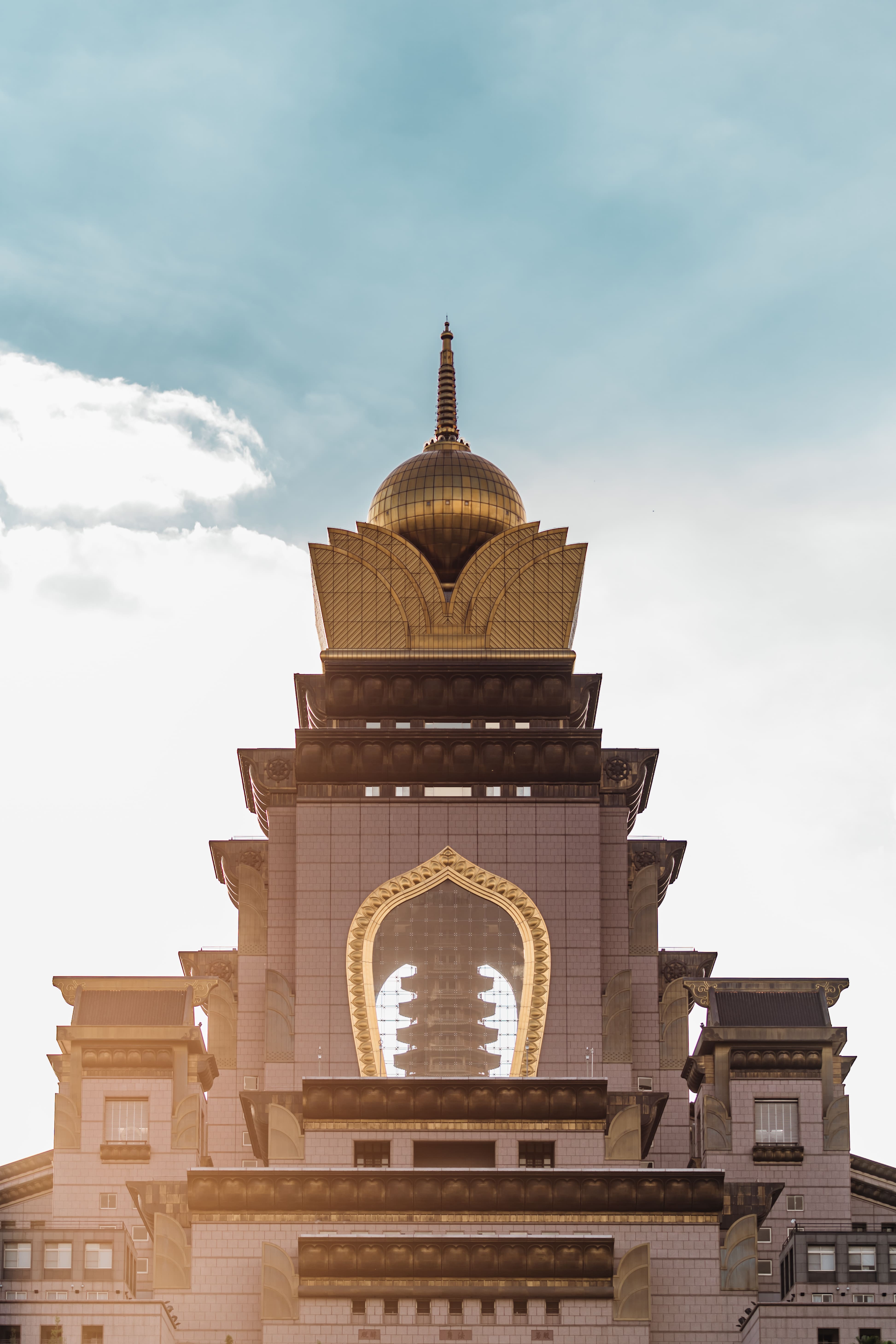 https://mdw-travel-data-us-east-1.s3.amazonaws.com/img/country/Taiwan/Chung-Tai-Chan-Monastery/img_00.jpg