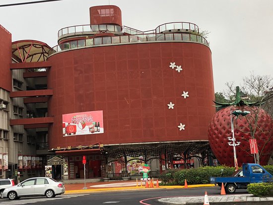 https://mdw-travel-data-us-east-1.s3.amazonaws.com/img/country/Taiwan/Dahu-Strawberry-Cultural-Village/img_02.jpg