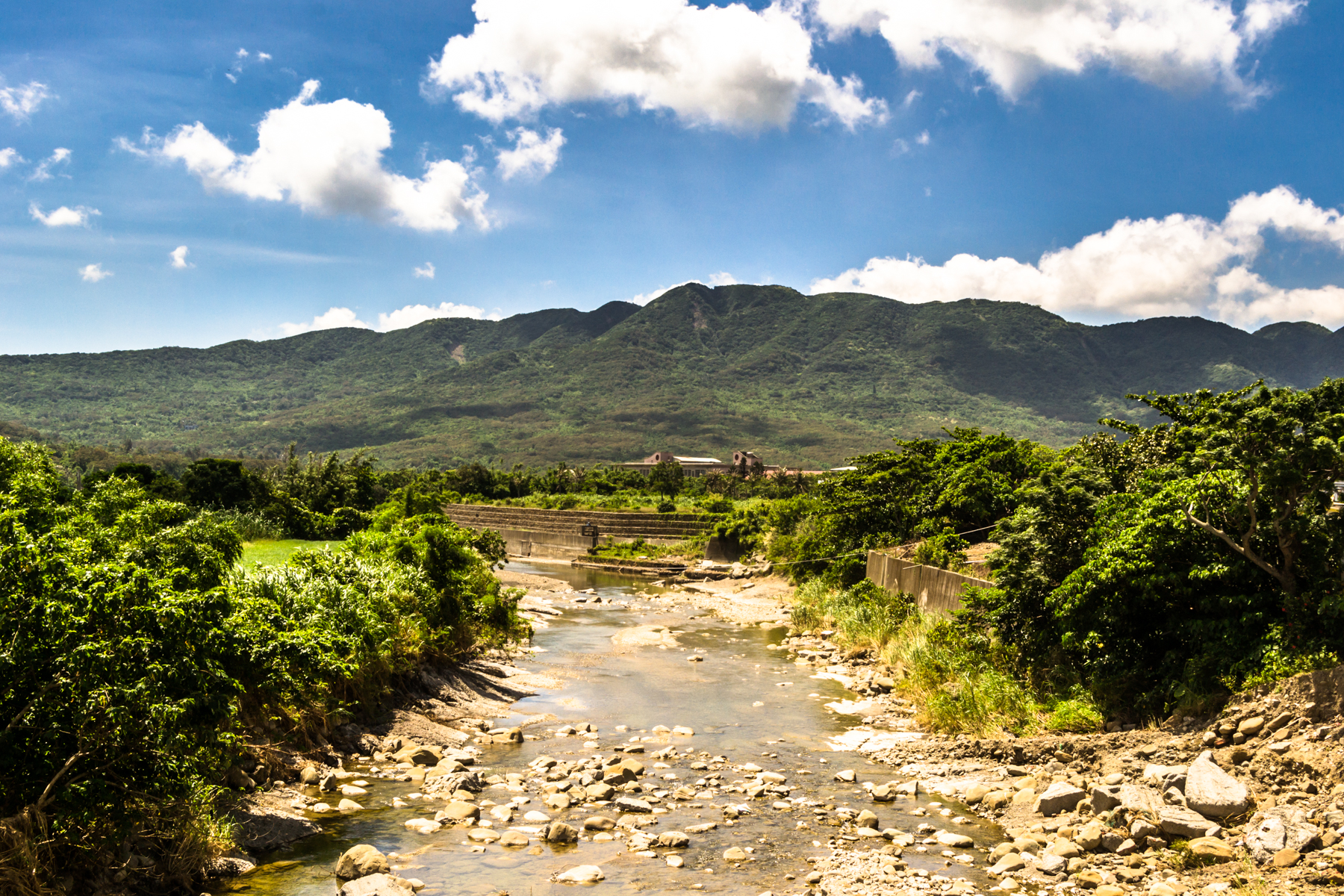 https://mdw-travel-data-us-east-1.s3.amazonaws.com/img/country/Taiwan/Dawu-Green-Tunnel/img_01.jpg