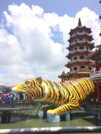 https://mdw-travel-data-us-east-1.s3.amazonaws.com/img/country/Taiwan/Dragon-Tiger-Tower/img_01.jpg