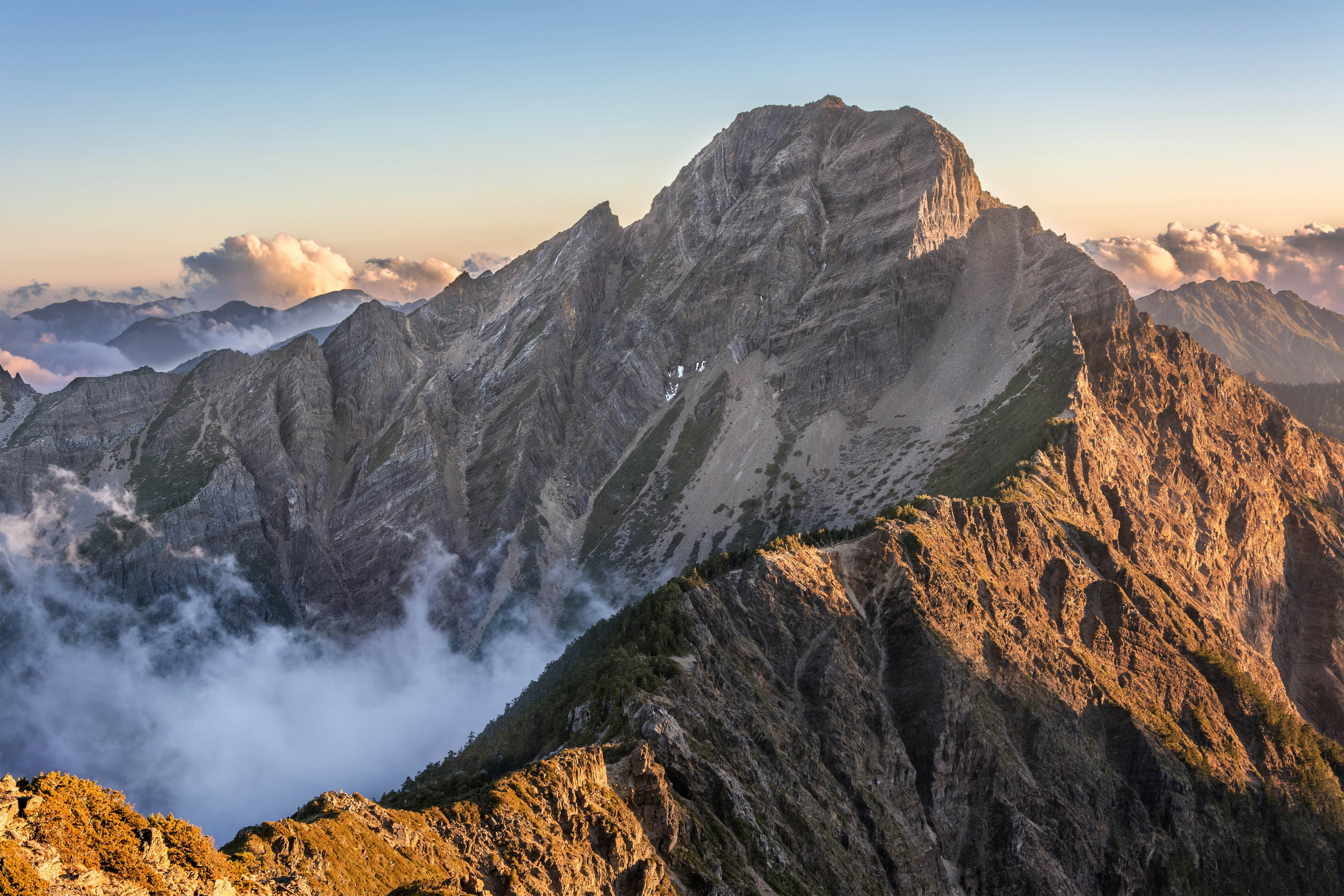 https://mdw-travel-data-us-east-1.s3.amazonaws.com/img/country/Taiwan/Eighteen-Peaks-Mountain-Park/img_02.jpg
