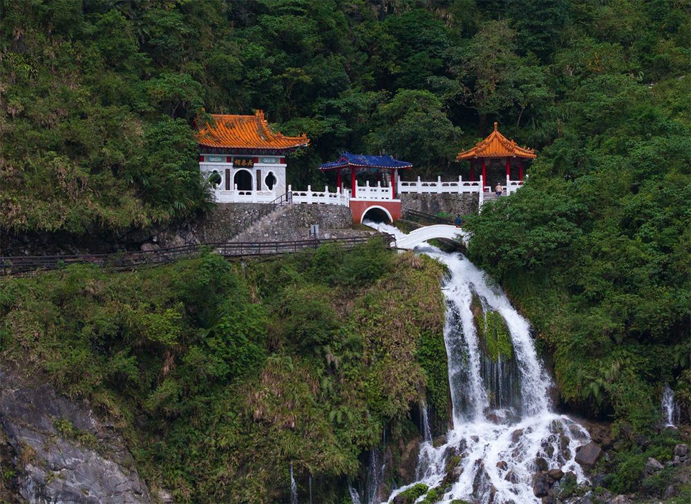 https://mdw-travel-data-us-east-1.s3.amazonaws.com/img/country/Taiwan/Eternal-Spring-Shrine/img_00.jpg