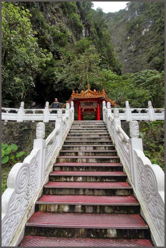 https://mdw-travel-data-us-east-1.s3.amazonaws.com/img/country/Taiwan/Eternal-Spring-Shrine/img_02.jpg