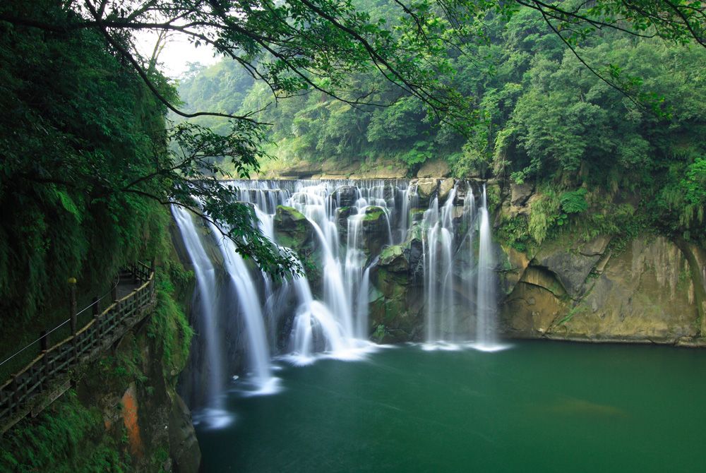 https://mdw-travel-data-us-east-1.s3.amazonaws.com/img/country/Taiwan/Fenghuang-Waterfall/img_00.jpg