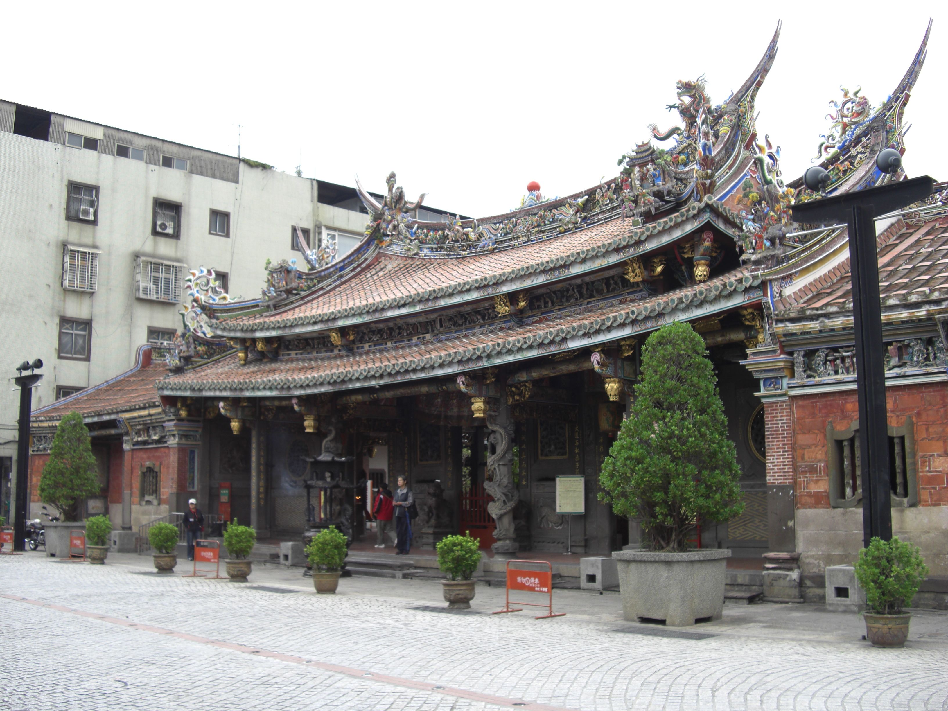 https://mdw-travel-data-us-east-1.s3.amazonaws.com/img/country/Taiwan/Golden-Waterfall-Peng-lai-Pao-chien-Temple/img_00.jpg