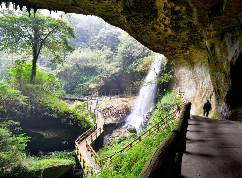 https://mdw-travel-data-us-east-1.s3.amazonaws.com/img/country/Taiwan/Golden-Waterfall-Peng-lai-Pao-chien-Temple/img_01.jpg