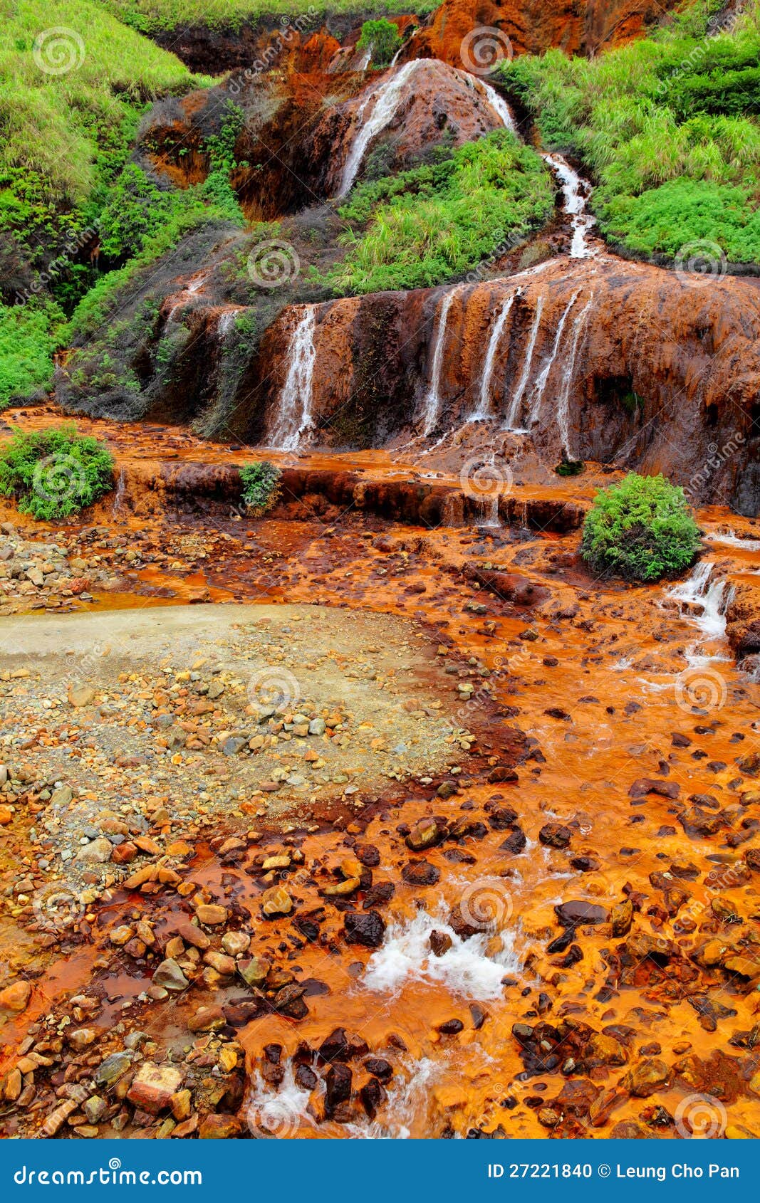 https://mdw-travel-data-us-east-1.s3.amazonaws.com/img/country/Taiwan/Golden-Waterfall-Visitor-Center/img_02.jpg