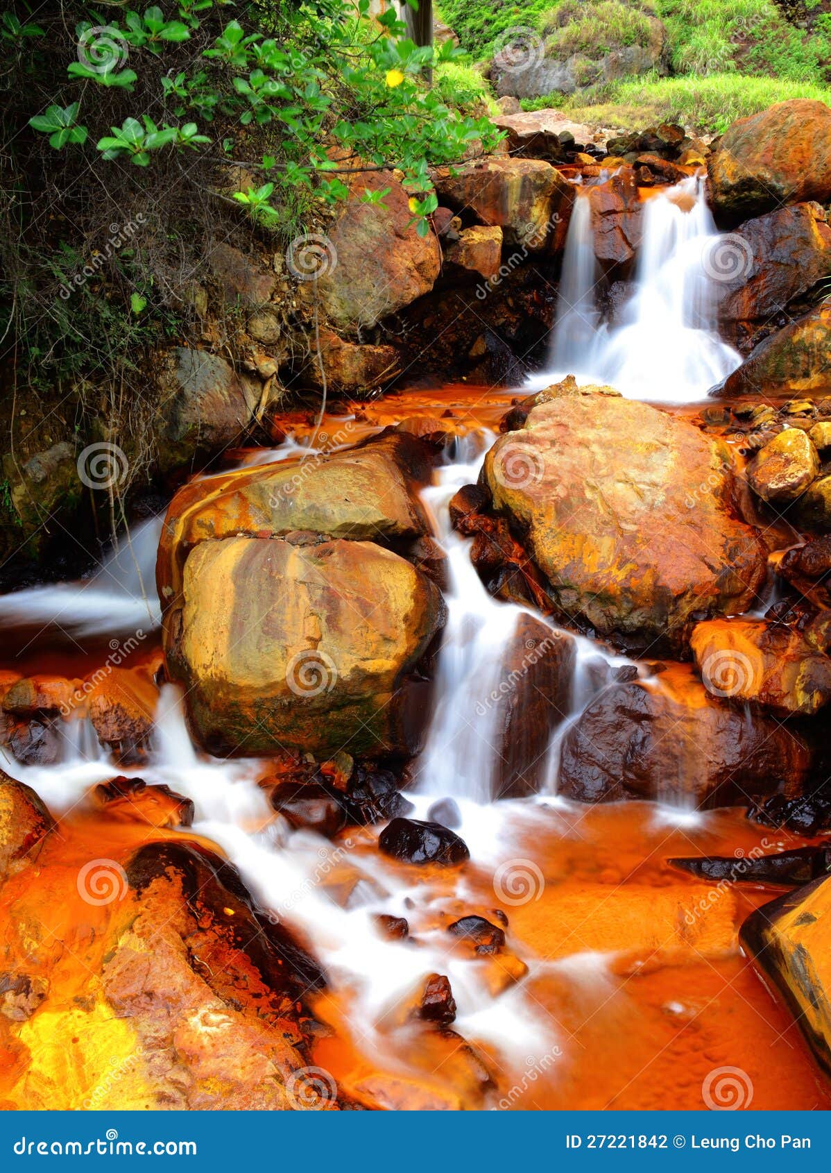 https://mdw-travel-data-us-east-1.s3.amazonaws.com/img/country/Taiwan/Golden-Waterfall-Visitor-Center/img_03.jpg