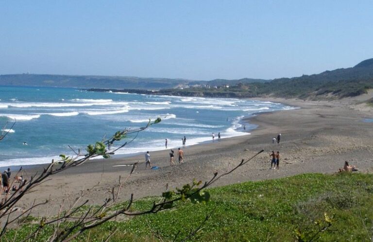 https://mdw-travel-data-us-east-1.s3.amazonaws.com/img/country/Taiwan/Jialeshuei-Surf-Beach/img_03.jpg