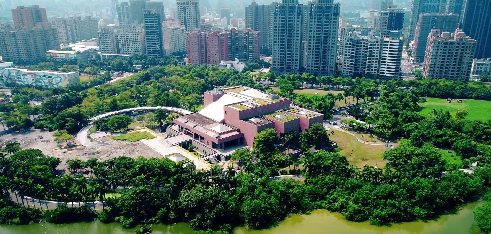 https://mdw-travel-data-us-east-1.s3.amazonaws.com/img/country/Taiwan/Kaohsiung-Museum-of-Fine-Arts/img_01.jpg