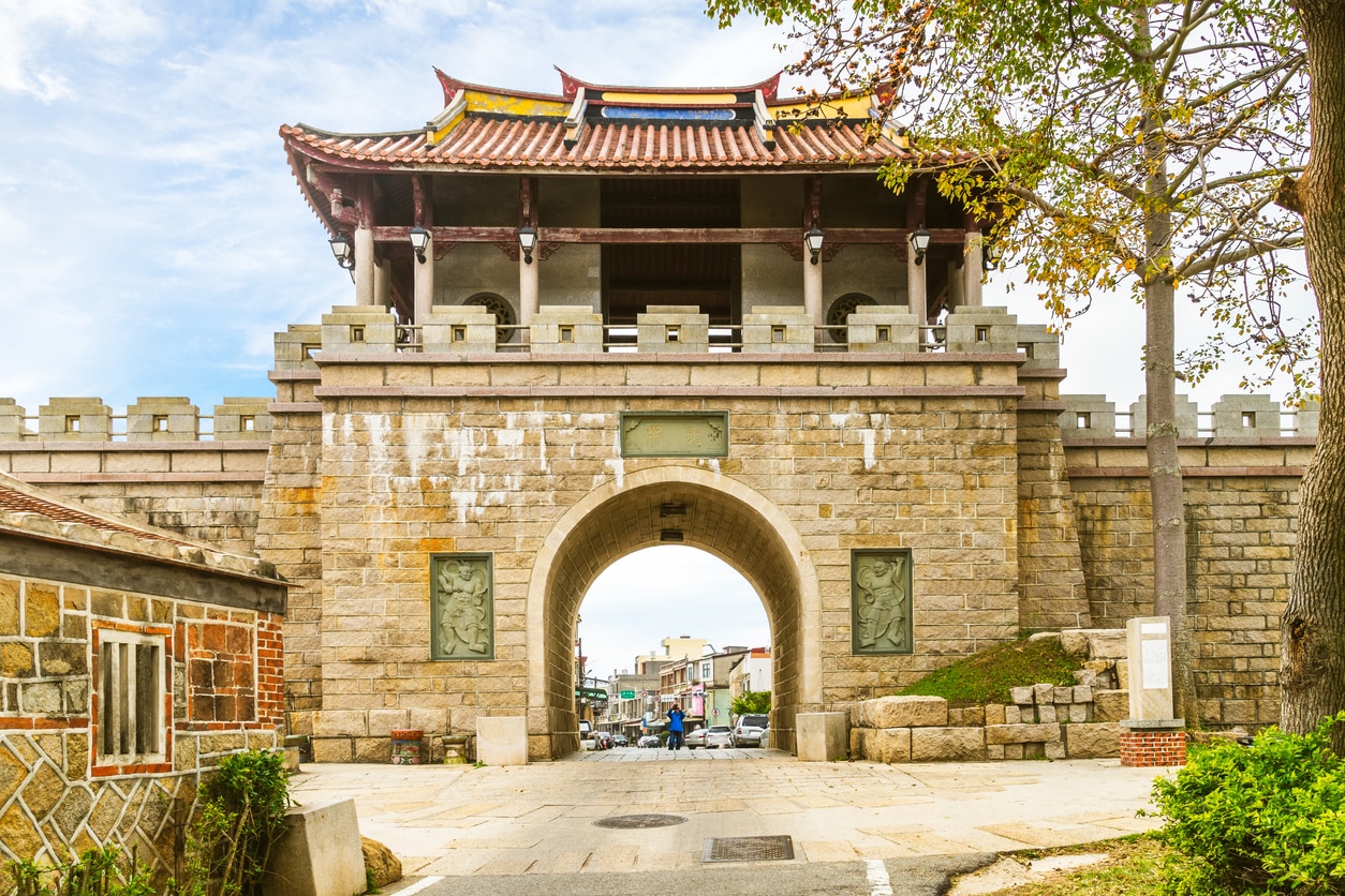 https://mdw-travel-data-us-east-1.s3.amazonaws.com/img/country/Taiwan/Kinmen-National-Park-South-Gate-Visitor-Center/img_03.jpg