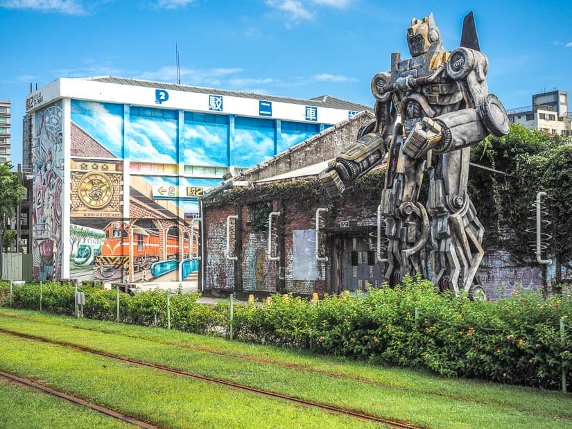 https://mdw-travel-data-us-east-1.s3.amazonaws.com/img/country/Taiwan/Pier-2-Art-Center/img_02.jpg