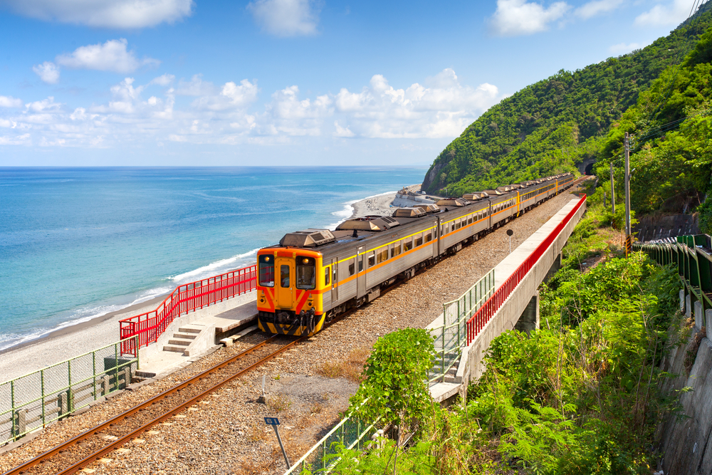https://mdw-travel-data-us-east-1.s3.amazonaws.com/img/country/Taiwan/Sanyi-Railway-Station/img_03.jpg
