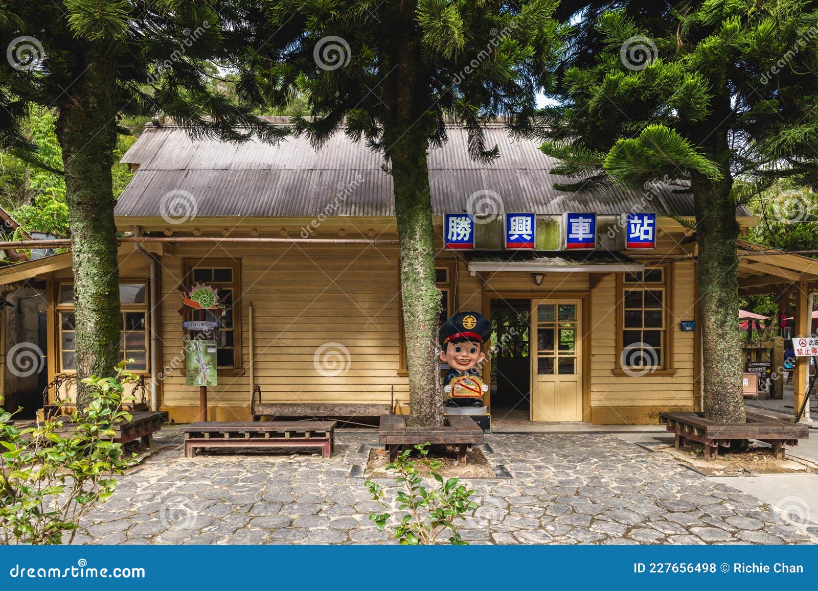 https://mdw-travel-data-us-east-1.s3.amazonaws.com/img/country/Taiwan/Shengxing-Railway-Station/img_01.jpg