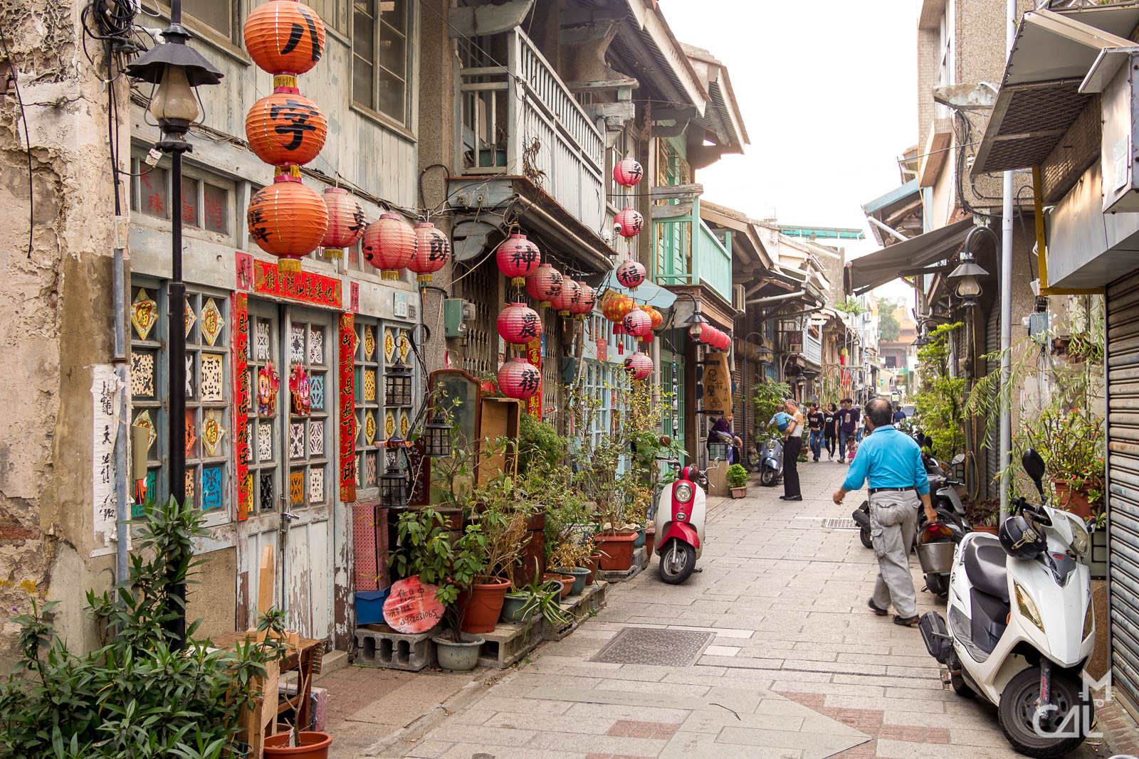 https://mdw-travel-data-us-east-1.s3.amazonaws.com/img/country/Taiwan/Shennong-Street/img_01.jpg