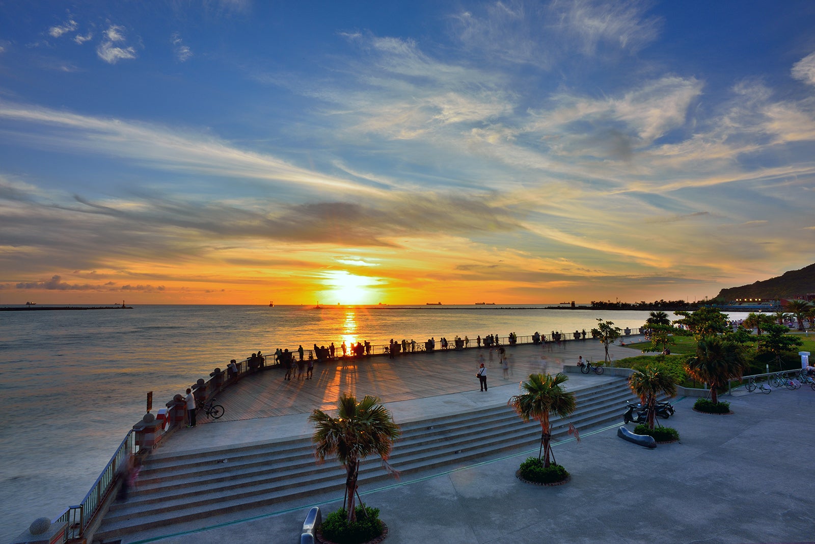 https://mdw-travel-data-us-east-1.s3.amazonaws.com/img/country/Taiwan/Sizihwan-Bay/img_02.jpg