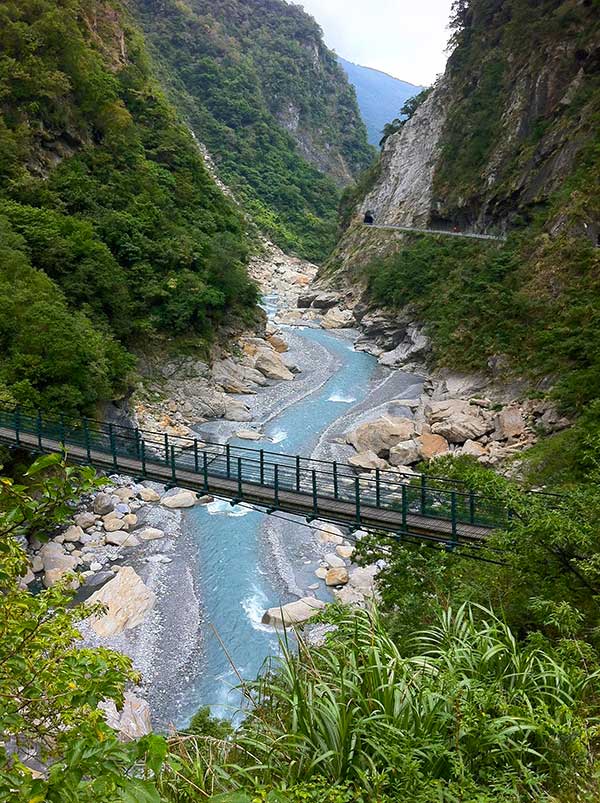 https://mdw-travel-data-us-east-1.s3.amazonaws.com/img/country/Taiwan/Swallow-Grotto/img_01.jpg