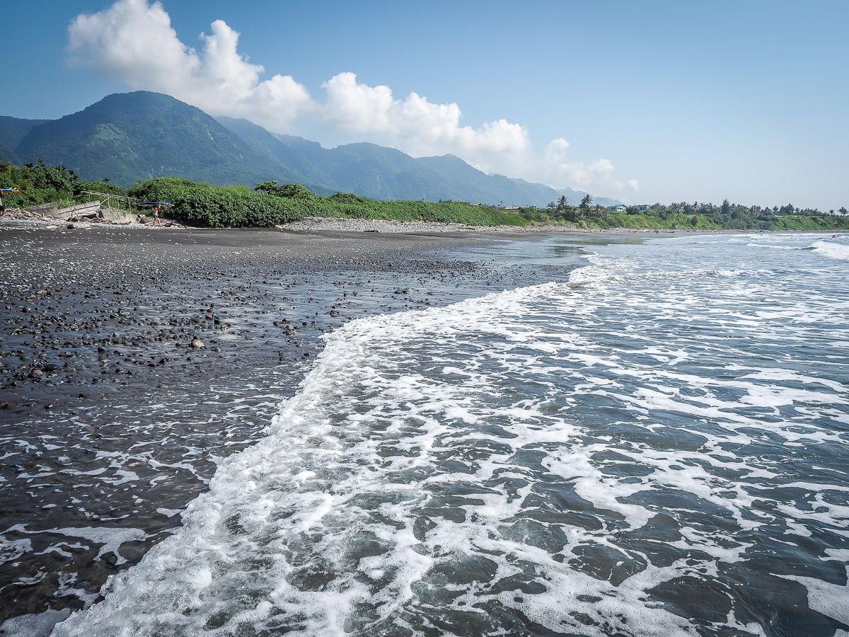 https://mdw-travel-data-us-east-1.s3.amazonaws.com/img/country/Taiwan/Taimali-Black-Sand-Beach/img_01.jpg