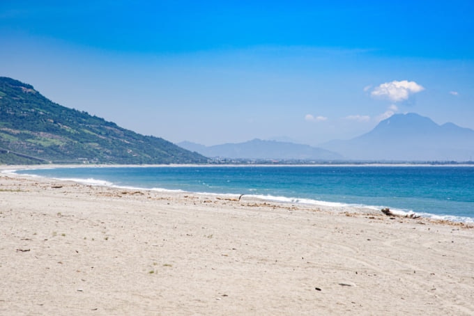 https://mdw-travel-data-us-east-1.s3.amazonaws.com/img/country/Taiwan/Taimali-Black-Sand-Beach/img_02.jpg