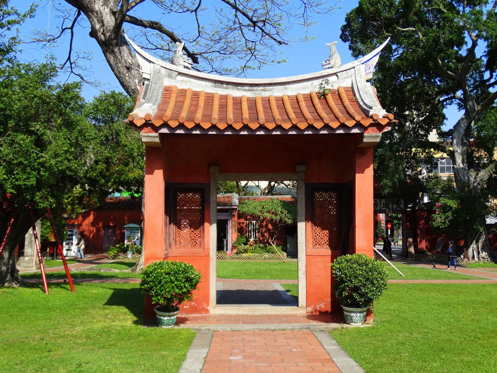 https://mdw-travel-data-us-east-1.s3.amazonaws.com/img/country/Taiwan/Tainan-Confucius-Temple/img_03.jpg