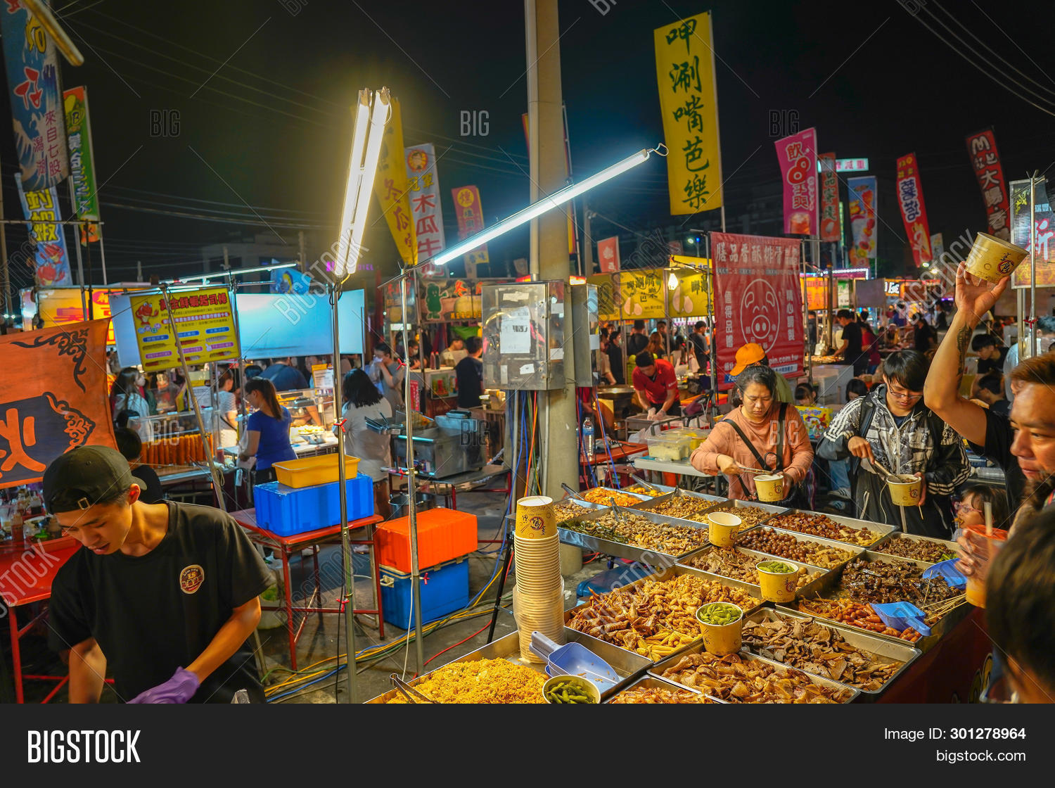 https://mdw-travel-data-us-east-1.s3.amazonaws.com/img/country/Taiwan/Tainan-Flower-Night-Market/img_03.jpg