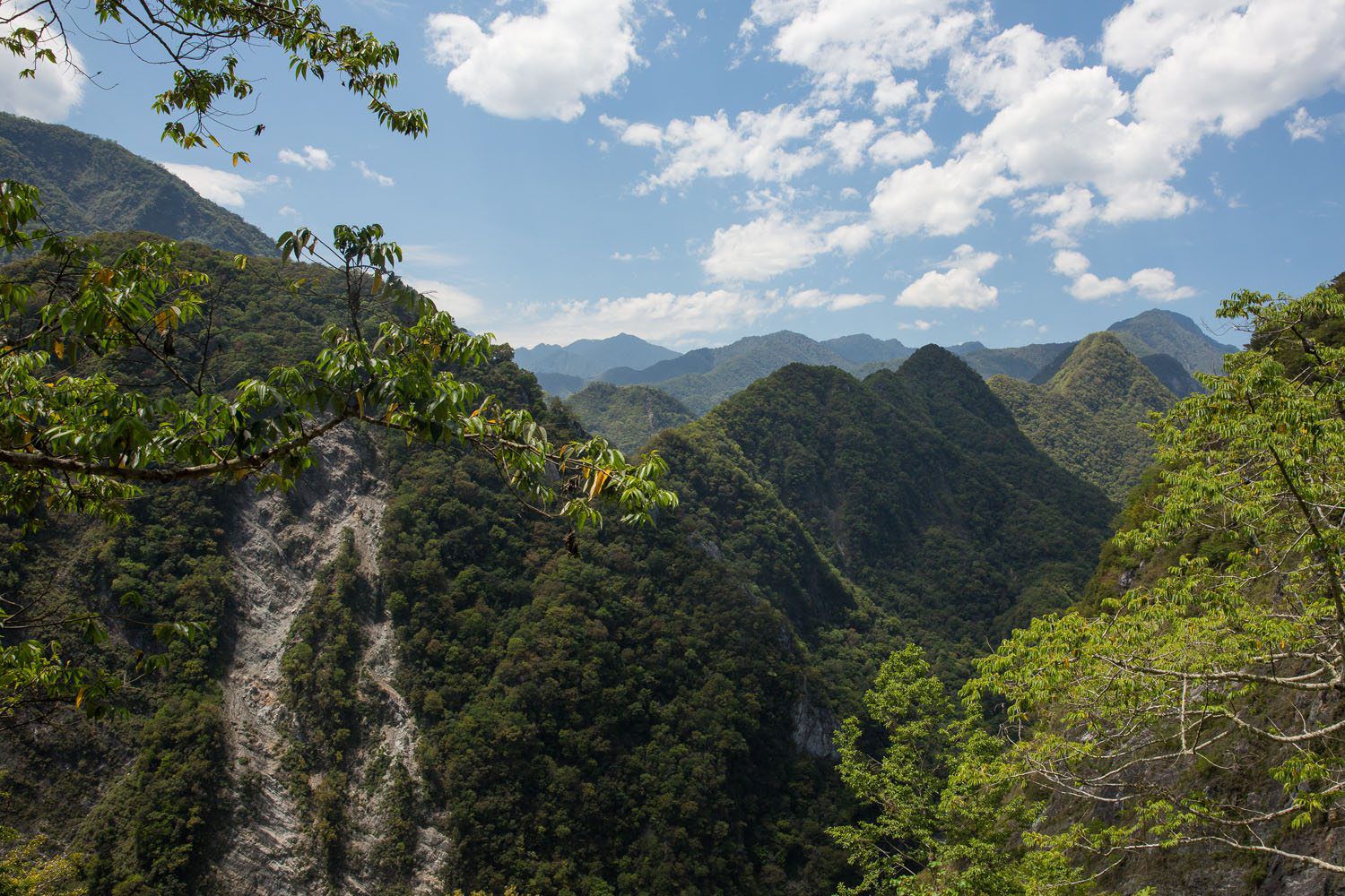 https://mdw-travel-data-us-east-1.s3.amazonaws.com/img/country/Taiwan/Taroko-National-Park/img_02.jpg