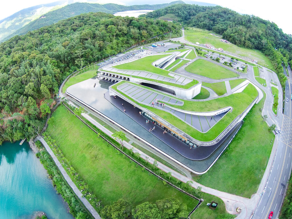 https://mdw-travel-data-us-east-1.s3.amazonaws.com/img/country/Taiwan/Xiangshan-Visitor-Center/img_00.jpg