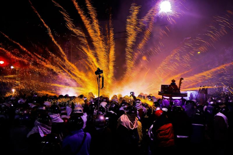 https://mdw-travel-data-us-east-1.s3.amazonaws.com/img/country/Taiwan/Yanshui-Beehive-Fireworks-Festival/img_03.jpg