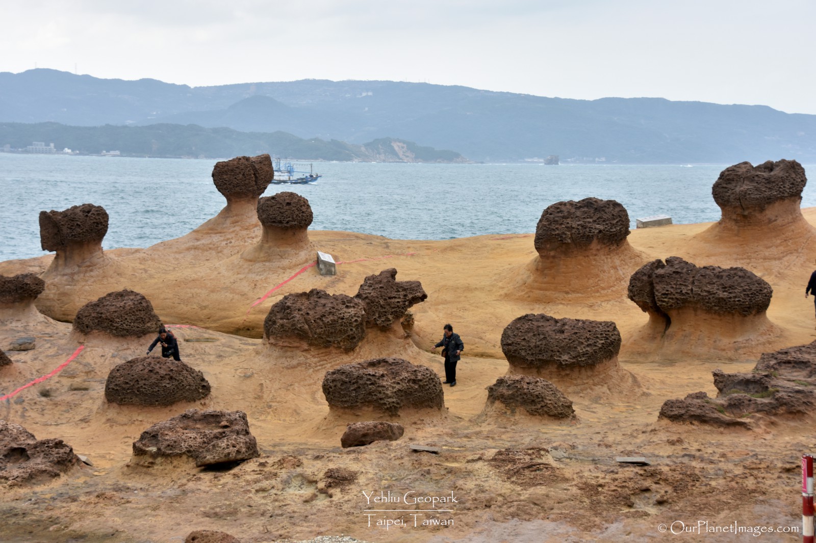 https://mdw-travel-data-us-east-1.s3.amazonaws.com/img/country/Taiwan/Yehliu-Geopark/img_02.jpg