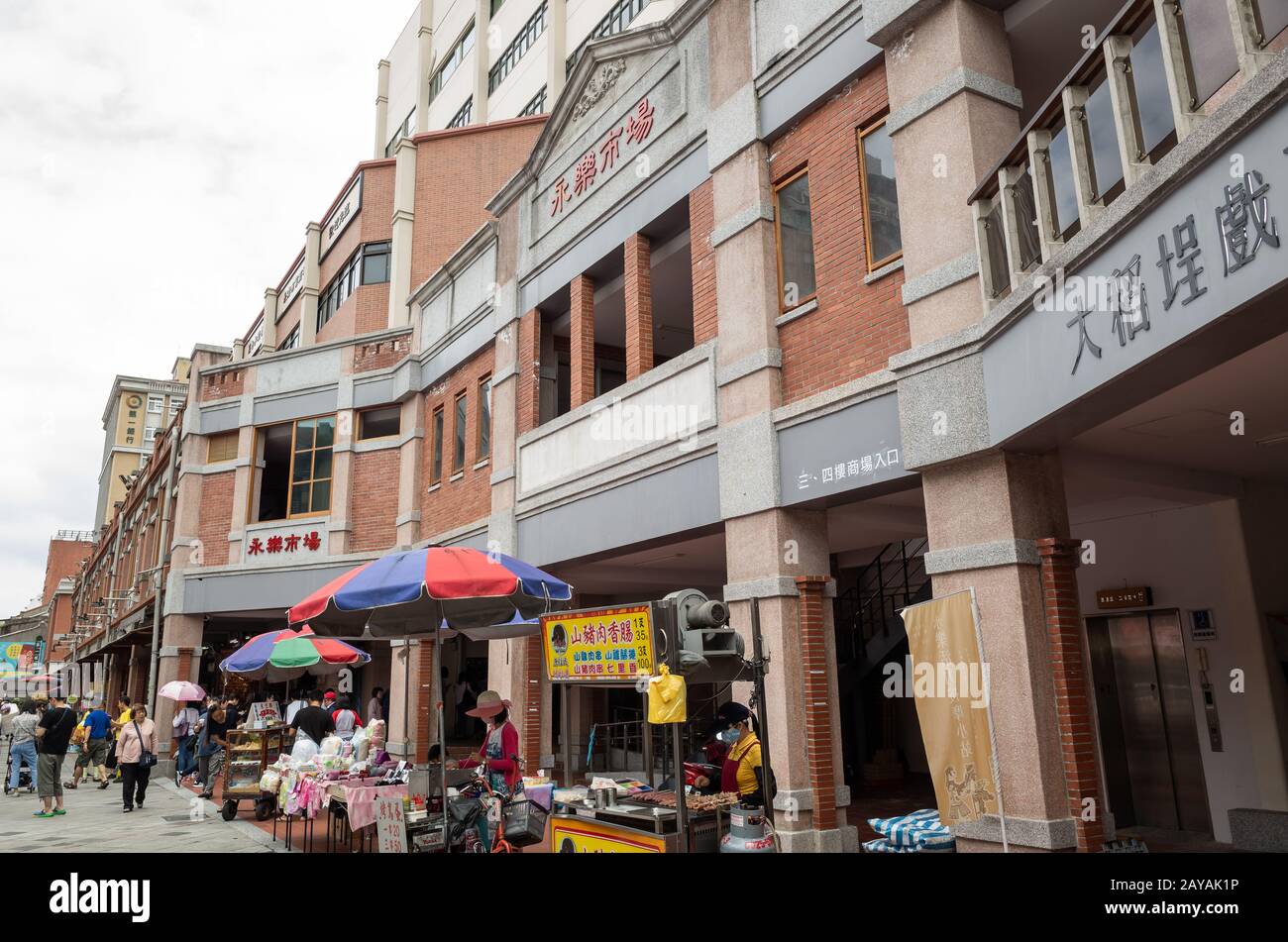 https://mdw-travel-data-us-east-1.s3.amazonaws.com/img/country/Taiwan/Yongle-Fabric-Market/img_03.jpg