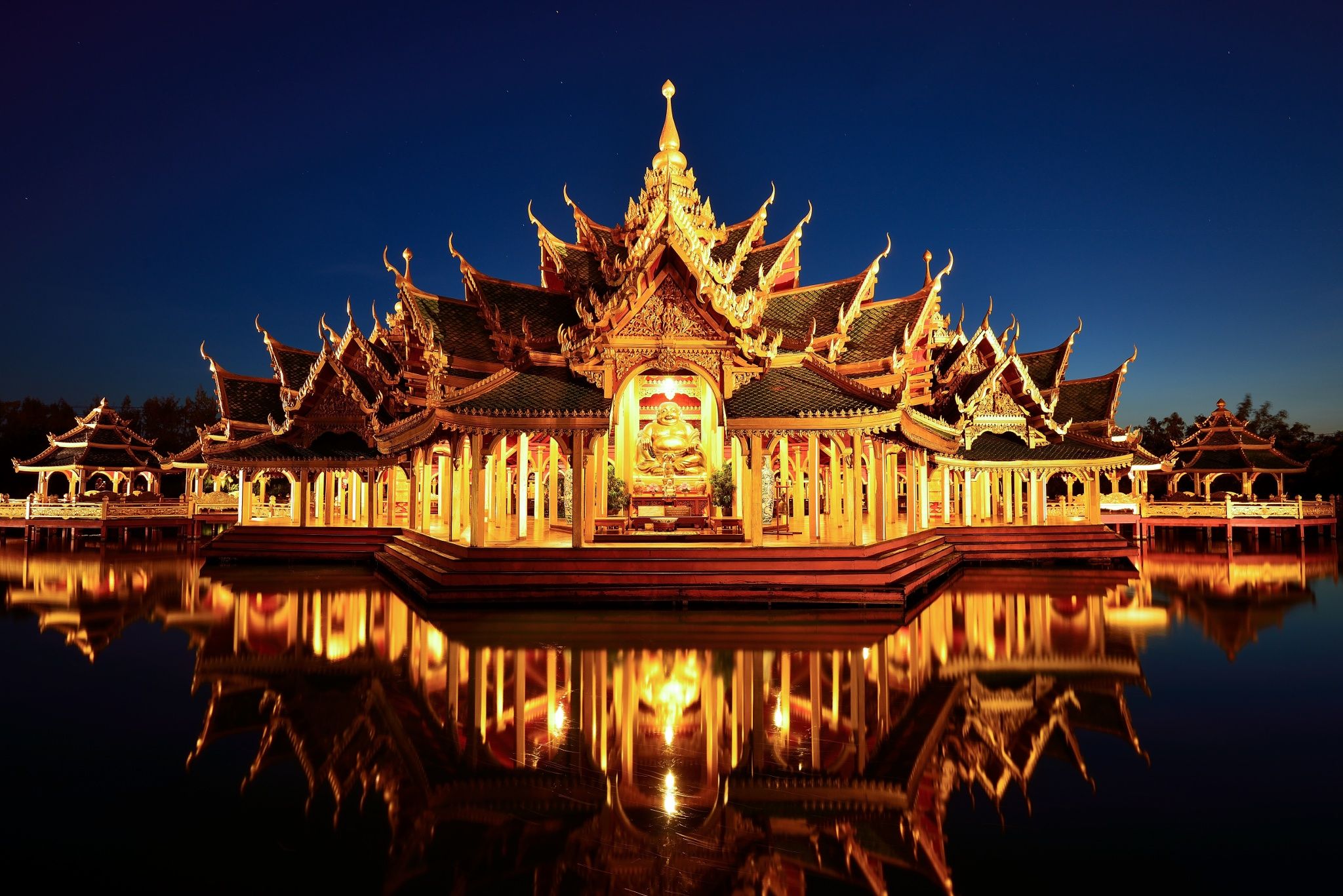 https://mdw-travel-data-us-east-1.s3.amazonaws.com/img/country/Thailand/Art-in-Paradise/img_00.jpg