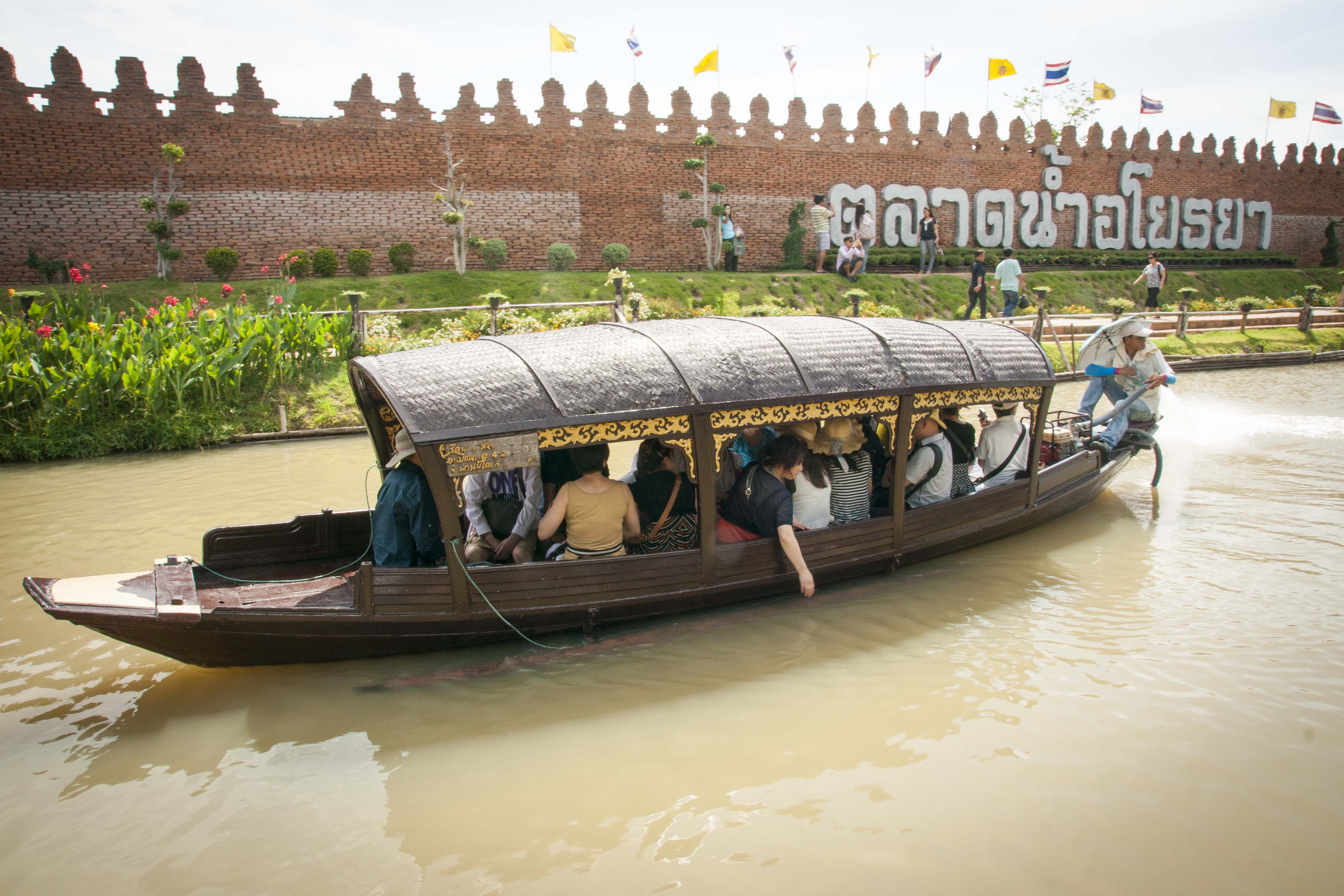 https://mdw-travel-data-us-east-1.s3.amazonaws.com/img/country/Thailand/Ayothaya-Floating-Market/img_01.jpg