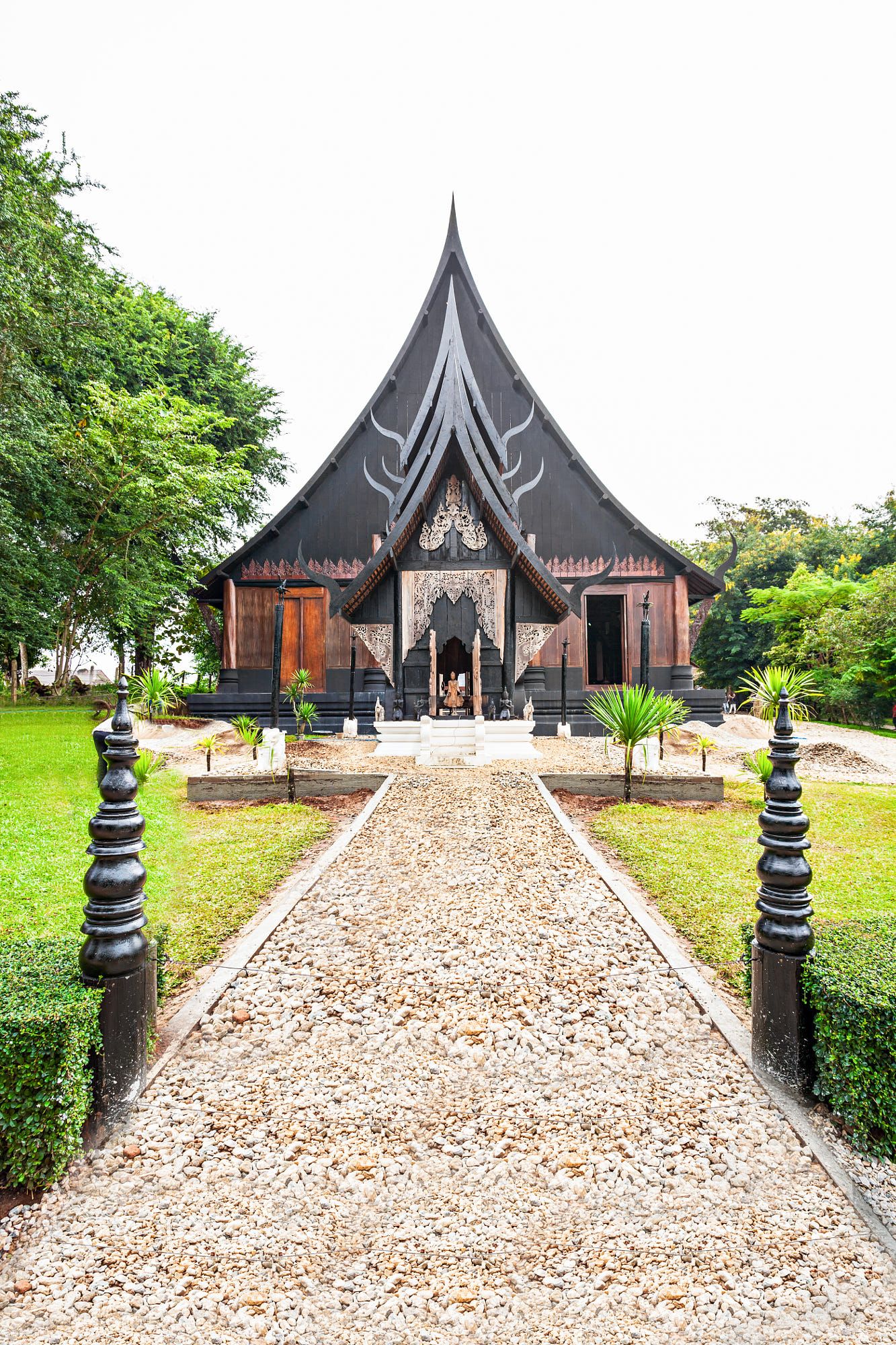 https://mdw-travel-data-us-east-1.s3.amazonaws.com/img/country/Thailand/Baan-Dam-Museum/img_01.jpg