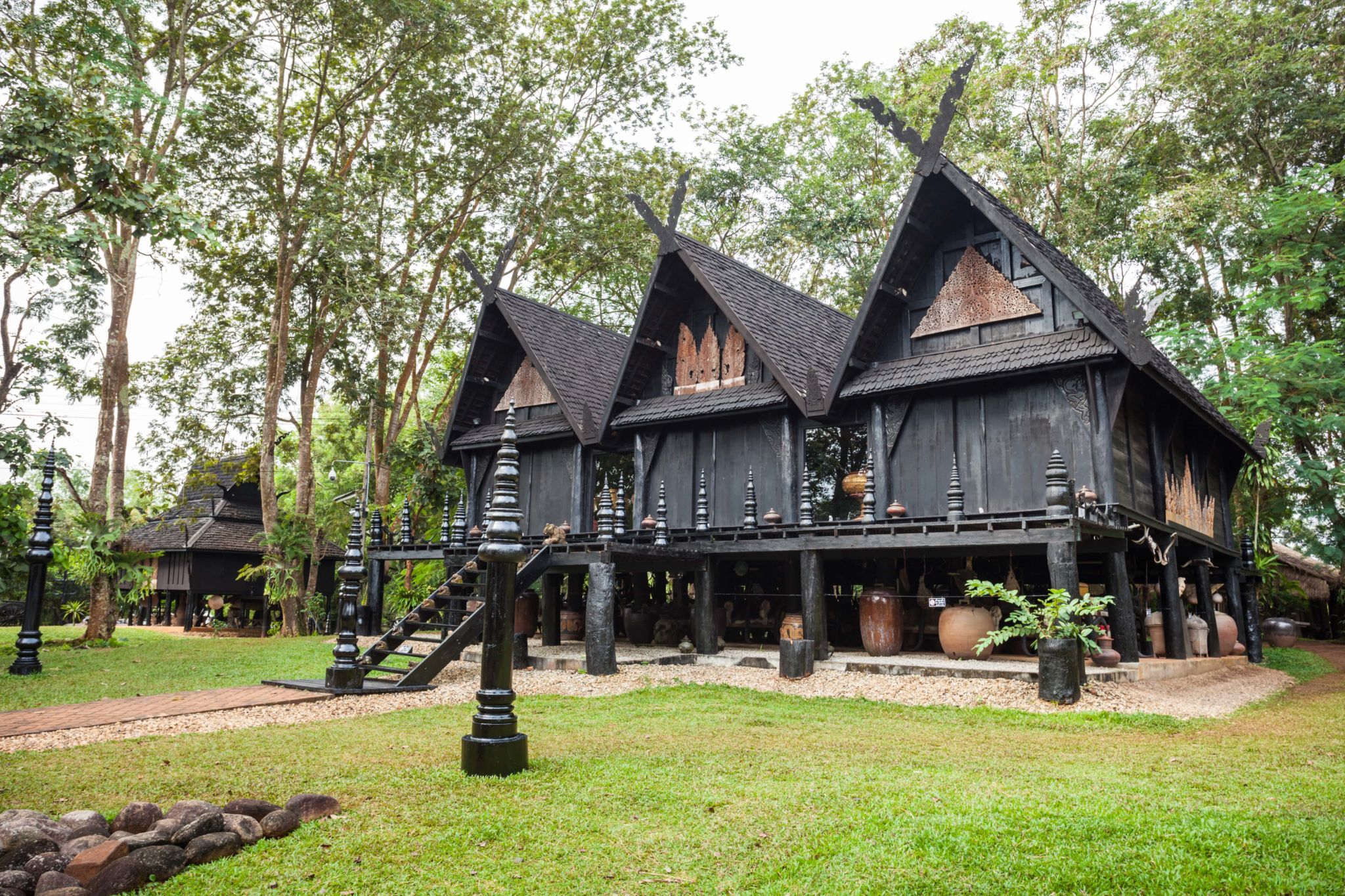 https://mdw-travel-data-us-east-1.s3.amazonaws.com/img/country/Thailand/Baan-Dam-Museum/img_03.jpg