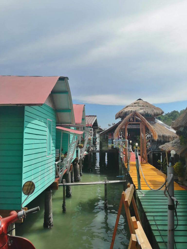 https://mdw-travel-data-us-east-1.s3.amazonaws.com/img/country/Thailand/Bang-Bao-Pier/img_03.jpg
