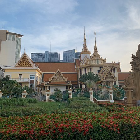 https://mdw-travel-data-us-east-1.s3.amazonaws.com/img/country/Thailand/Buddhist-College/img_03.jpg