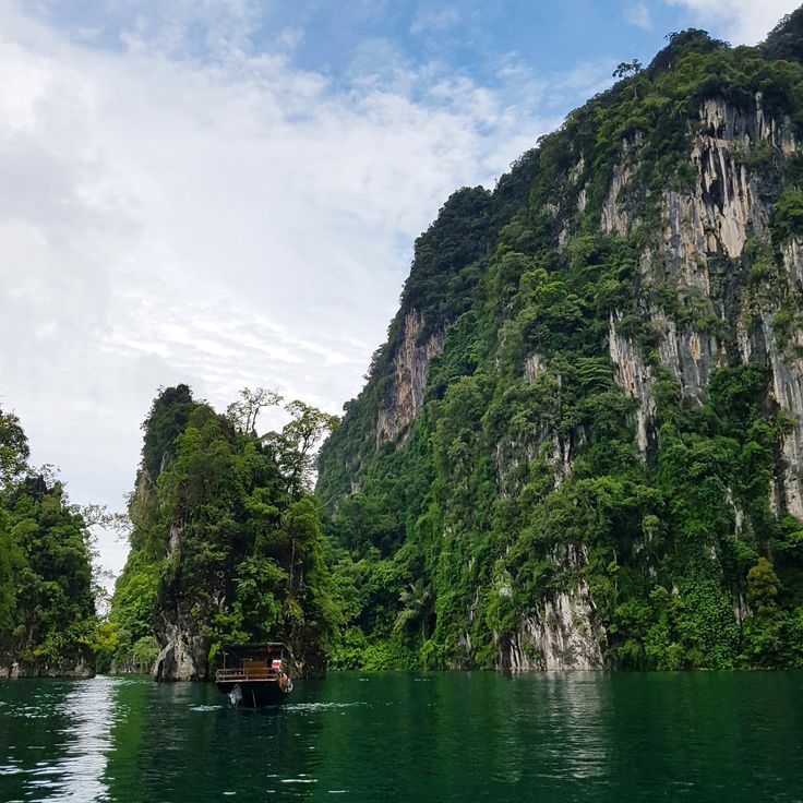 https://mdw-travel-data-us-east-1.s3.amazonaws.com/img/country/Thailand/Bung-Va-Lake/img_01.jpg