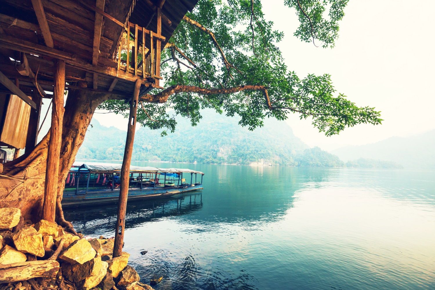 https://mdw-travel-data-us-east-1.s3.amazonaws.com/img/country/Thailand/Bung-Va-Lake/img_02.jpg