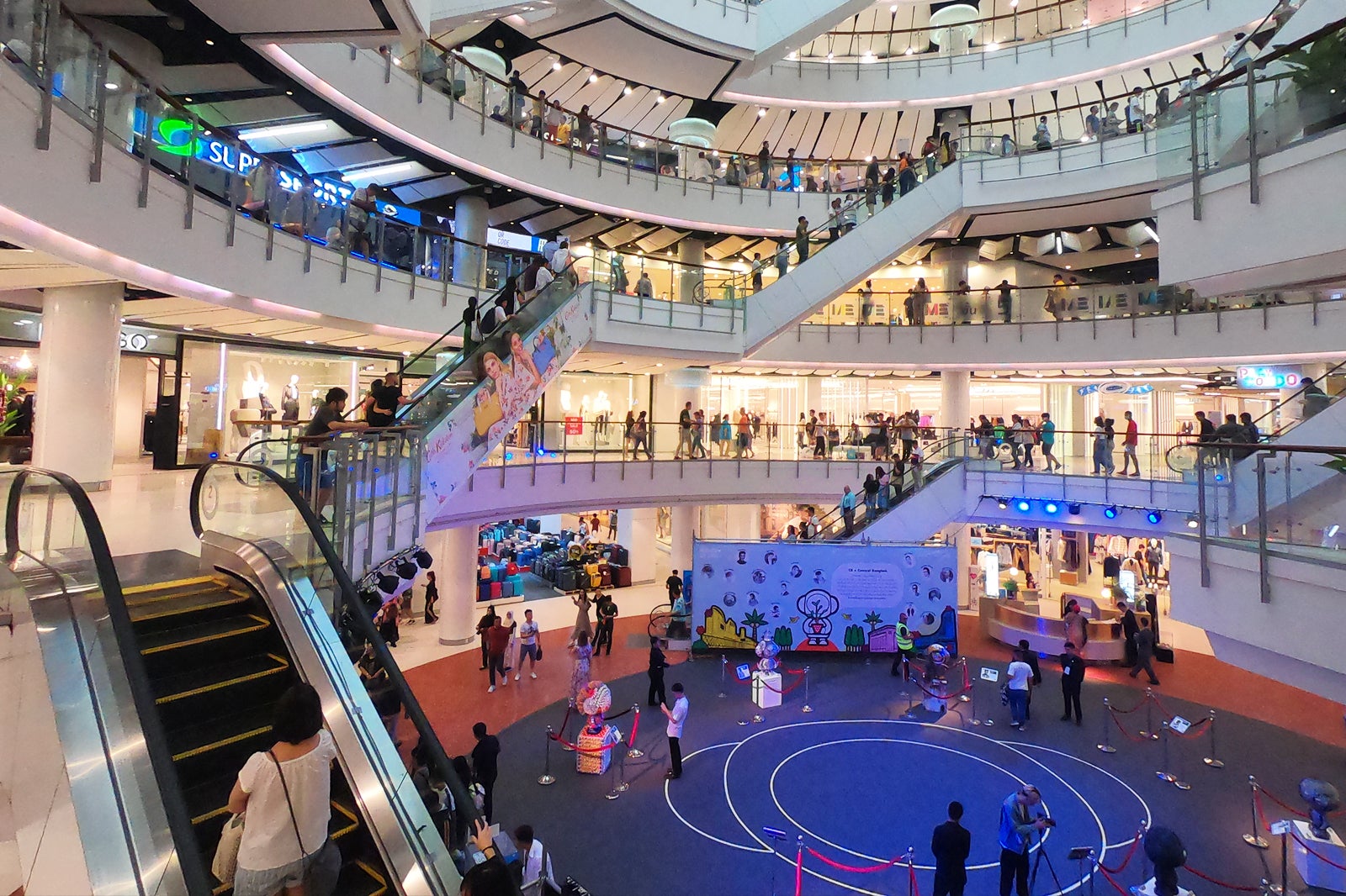 https://mdw-travel-data-us-east-1.s3.amazonaws.com/img/country/Thailand/CentralWorld/img_00.jpg